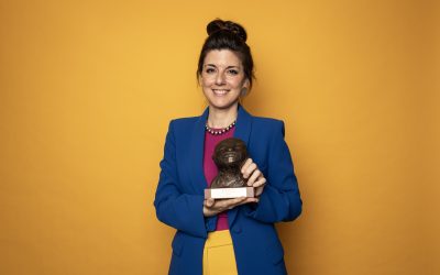 > Raquel García-Tomás Premio Alicía de Autoría por «Alexina B.»